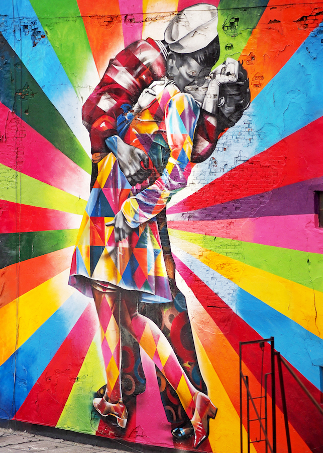 The Kiss: photo/mural/photo